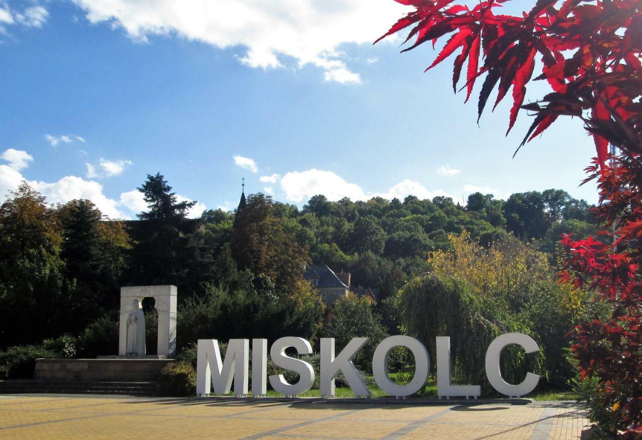 Gesztenyes Apartman Μίσκολτς Εξωτερικό φωτογραφία